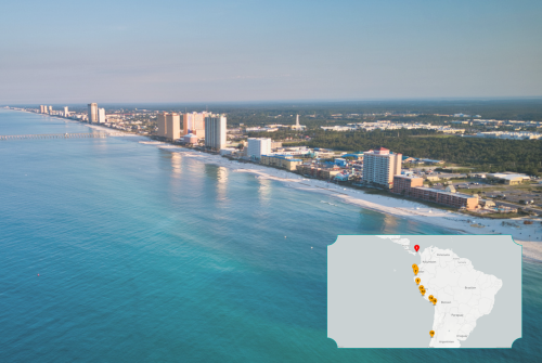 Luftaufnahme einer langen Küstenlinie mit türkisblauem Meer und weißem Sandstrand vor einer Reihe moderner Hochhäuser und Hotels in Panama City Beach. Unten rechts ist eine kleine Karten-Grafik von Südamerika eingeblendet, die mit Markierungen die Reiseroute entlang der Pazifikküste zeigt. Luftaufnahme einer langen Küstenlinie mit türkisblauem Meer und weißem Sandstrand vor einer Reihe moderner Hochhäuser und Hotels in Panama City Beach. Unten rechts ist eine kleine Karten-Grafik von Südamerika eingeblendet, die mit Markierungen die Reiseroute entlang der Pazifikküste zeigt.
