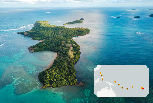 Luftaufnahme einer tropischen, dicht bewachsenen Insel mit geschwungener Küstenlinie, umgeben von türkisblauem Meer und hellen Sandbänken; kleinere Inseln liegen im Hintergrund. Unten rechts ist eine kleine Karte eingeblendet, auf der mehrere markierte Punkte die Route der Kreuzfahrt durch eine Inselregion darstellen. Luftaufnahme einer tropischen, dicht bewachsenen Insel mit geschwungener Küstenlinie, umgeben von türkisblauem Meer und hellen Sandbänken; kleinere Inseln liegen im Hintergrund. Unten rechts ist eine kleine Karte eingeblendet, auf der mehrere markierte Punkte die Route der Kreuzfahrt durch eine Inselregion darstellen.