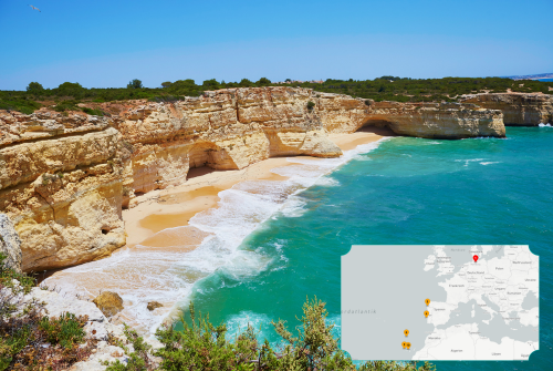 Eine steile Felsklippe mit natürlichen Höhlen über einem sandigen Strand an türkisfarbenem Wasser. Die Brandung schlägt sanft gegen den Strand, im Hintergrund ist grüne Vegetation auf der Klippe zu sehen. In der unteren rechten Ecke ist eine kleine Karte eingeblendet, welche die Route der Kreuzfahrt in Südeuropa markiert. Eine steile Felsklippe mit natürlichen Höhlen über einem sandigen Strand an türkisfarbenem Wasser. Die Brandung schlägt sanft gegen den Strand, im Hintergrund ist grüne Vegetation auf der Klippe zu sehen. In der unteren rechten Ecke ist eine kleine Karte eingeblendet, welche die Route der Kreuzfahrt in Südeuropa markiert.